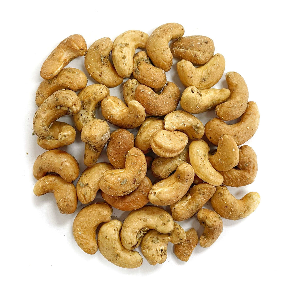 Ein Haufen gerösteter Zaatar-Cashews auf weißem Hintergrund.