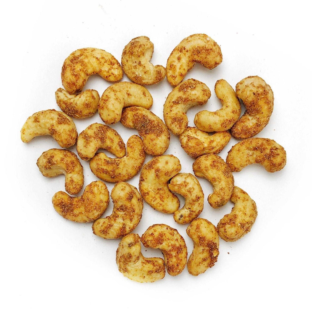 Geröstete Cashews mit Pizzageschmack auf weißem Hintergrund.